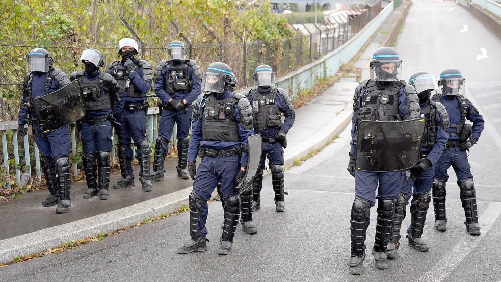 Frankreichweit sind rund 70.000 Polizeikräfte im Einsatz, um schwere Ausschreitungen und Plünderungen zu verhindern. (Archivbild) Foto: Alexander Franz/dpa