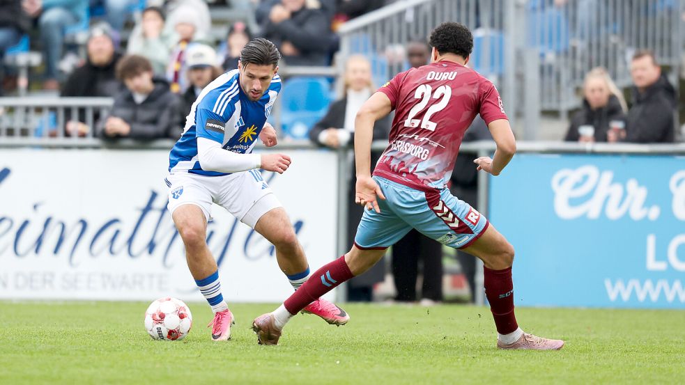 Semin Kojic (am Ball) traf in Flensburg zum zwischenzeitlichen 1:0 für Kickers Emden. Foto: Jens Doden/Emden