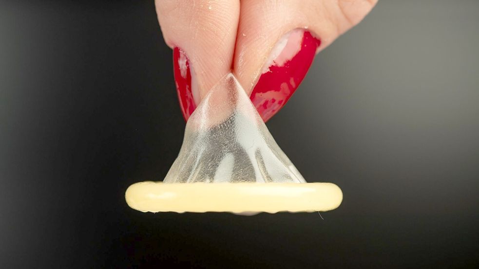 Nach einem vorsorglichen Rückruf von Kondomen durch die Behörden in Frankreich sieht ein neben anderen erwähnter deutscher Onlinehändler keinen Mangel an seinen Produkten. (Symbolbild). Foto: Friso Gentsch/dpa
