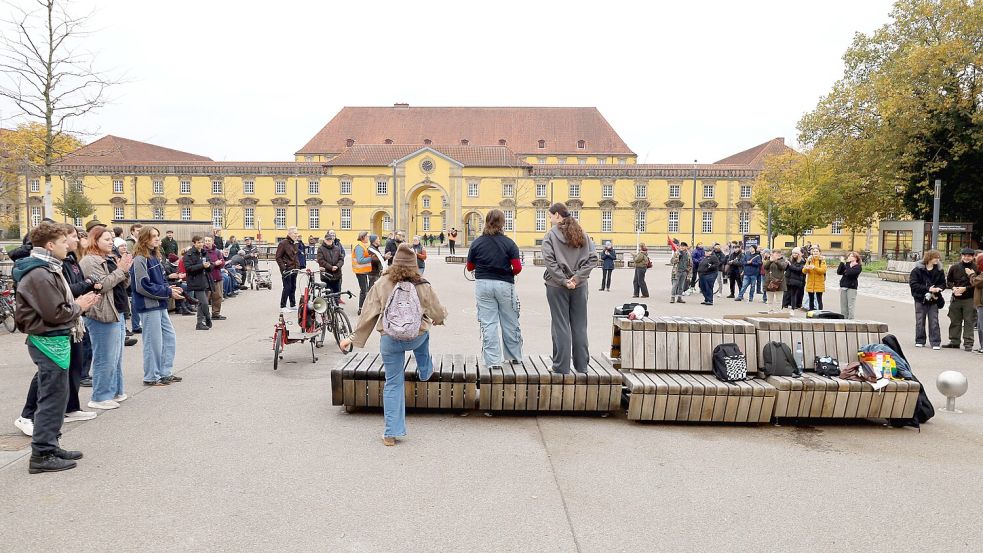 Auf dem Ledenhof in Osnabrück demonstrierten am Samstag junge Menschen der Generation Z. Ihre Forderungen ähnelten denen der Initiative "Gen Z regelt". Die Osnabrücker distanzierten sich aber von ihr. Foto: Thomas Wübker