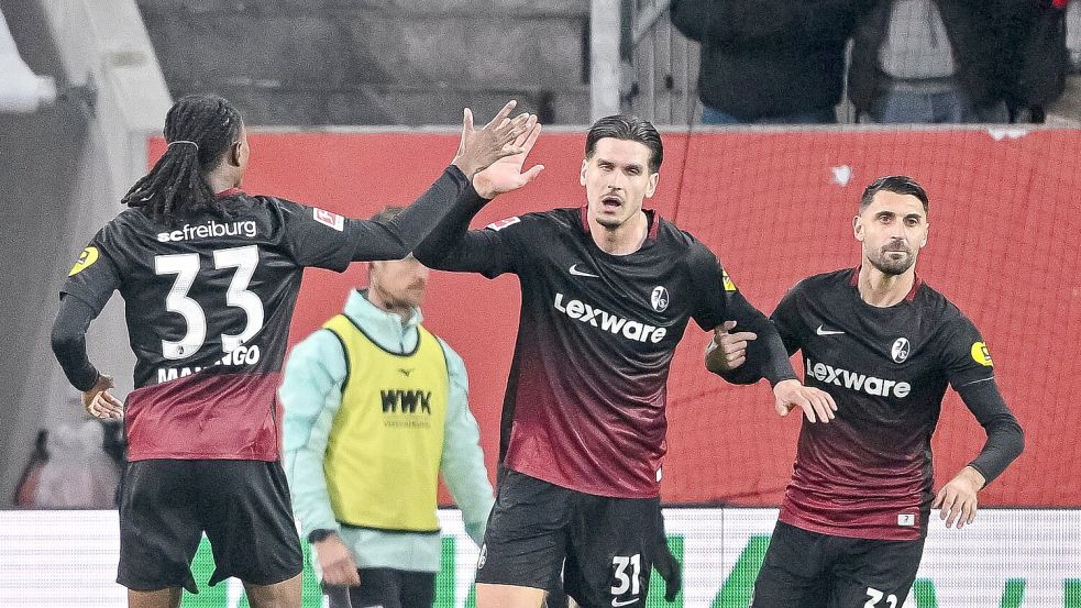 Igor Matanovic (M) zeigt sich beim SC Freiburg eiskalt. Foto: Harry Langer/dpa