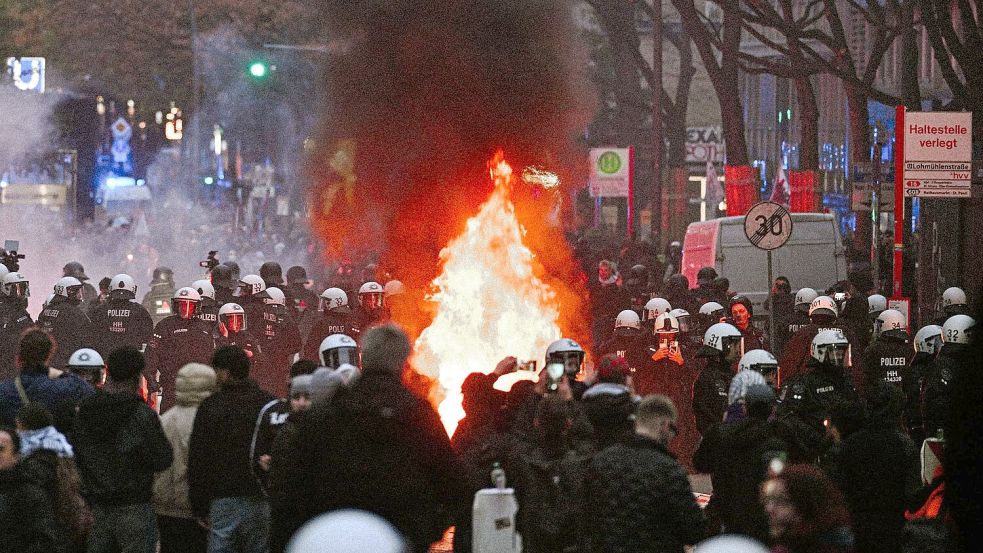 Demonstranten in Hamburg zünden Barrikaden an.  Foto: Marius Bulling/onw-images/dpa