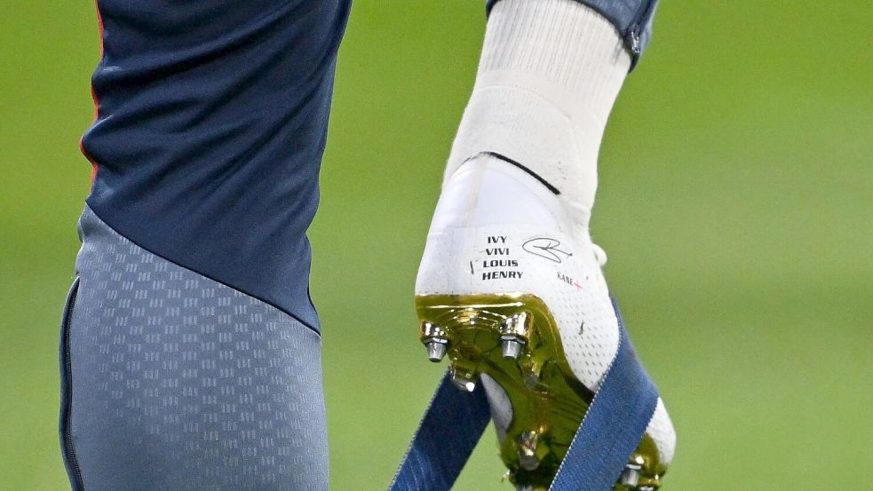 Der Fußballschuh von Harry Kane: Eine goldene Sohle und die Namen seiner Kinder an der Rückseite.  Foto: Sven Hoppe/dpa