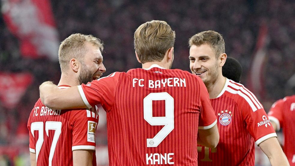 Torschütze Konrad Laimer (l) und seine Kollegen bejubeln das 1:0. Foto: Sven Hoppe/dpa