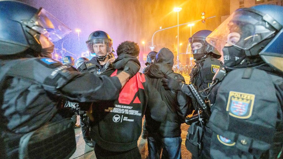 Nach friedlichen Protesten kommt zu Ausschreitungen. In Frankfurt werden Polizisten verletzt.  Foto: Andreas Arnold/dpa