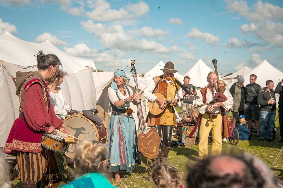 Gaukler und Musikanten bereichern das Wikingerfest mit ihren Darbietungen. Foto: privat
