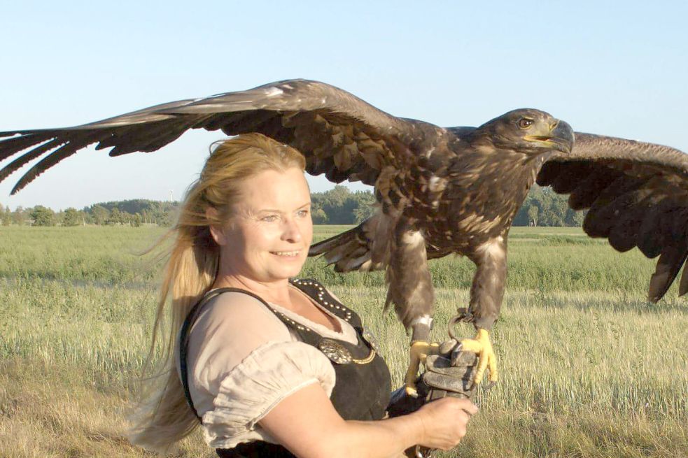Falknerin Yvonne Legeth zeigt auf dem Ritterfest die hohe Kunst der Falknerei. Foto: privat
