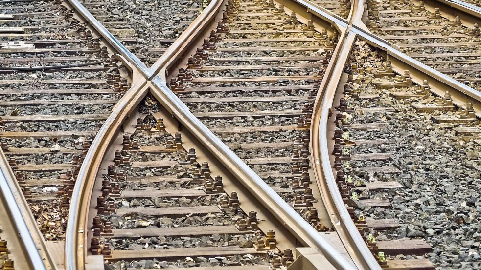 Unfall an Übergang Bahnstrecke zwischen Leer und Oldenburg war