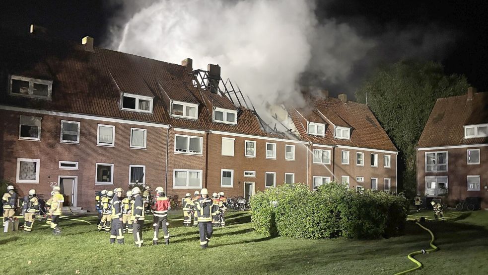 Major nighttime operation: Fire in Leer destroys roof trusses - | 80 ...