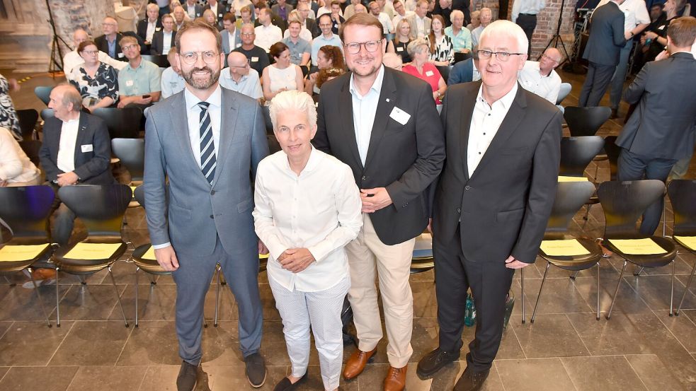 Chamber of Commerce Reception: Emden Between Naval Port Hopes and VW ...