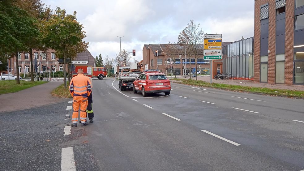 Barrier ignored: Firefighter hit by car during operation in Norden