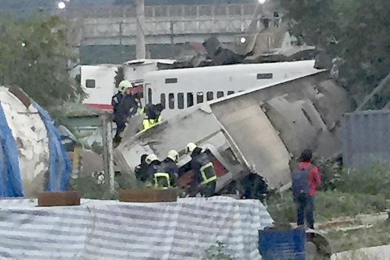 Expresszug Entgleist 18 Tote Und 170 Verletzte In Taiwan 